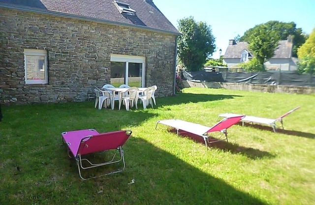 Cottage in a quiet enclosed garden near the shops