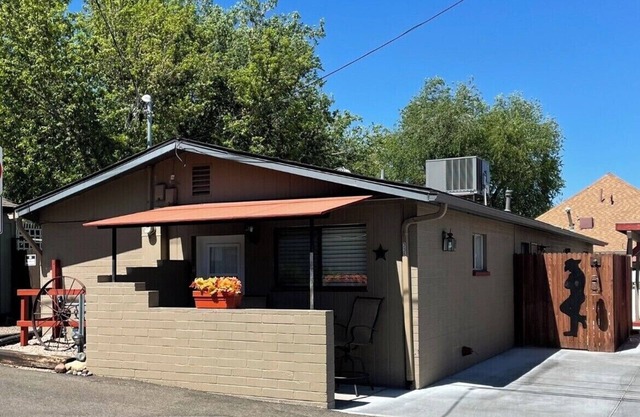 Cottage in historic downtown Prescott. Go to Whiskey Row