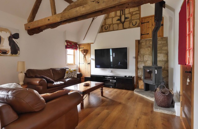 Cottage In Rural Village Location Near Aylesbury & Milton Keynes With 65" TV
