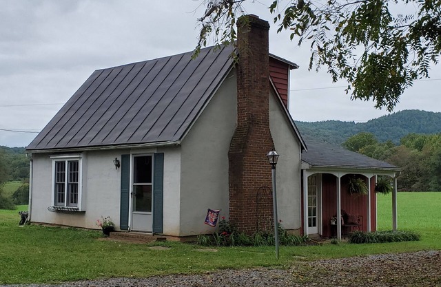 Cottage near Shenandoah NP, hiking, breweries and wineries, and great dining