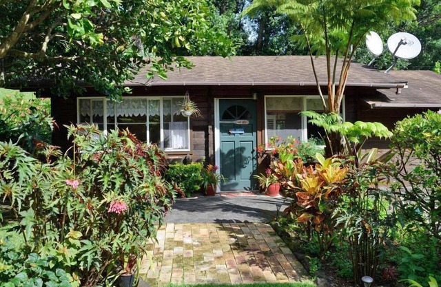 Cottage on a 3 acre estate, spa, fireplace, cozy, park like setting, fruit trees