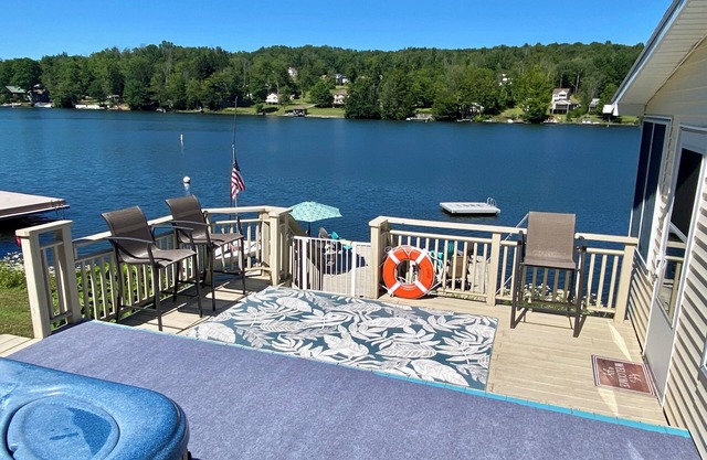 Cottage on Laurel Lake with Garage Loft that sleeps up to 15