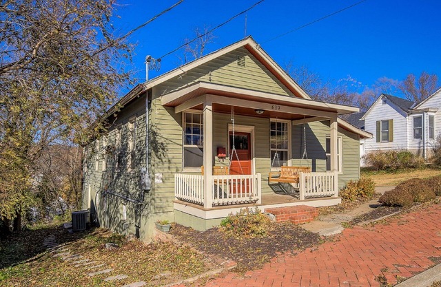 Cottage On Main- In The Heart Of Weston