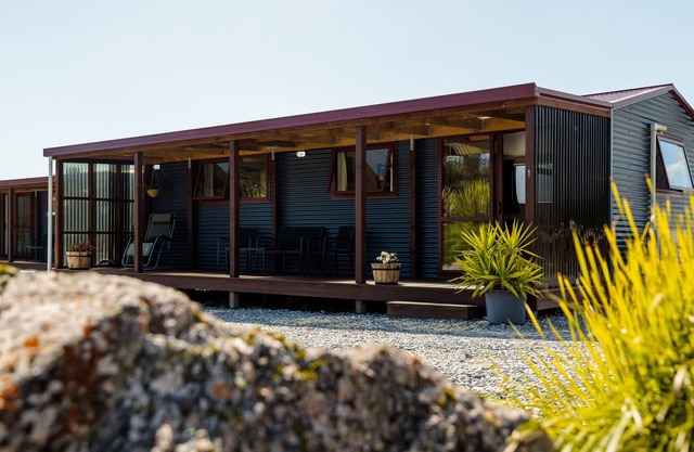 Cottage Tahi offers spectacular mountain views from the patio