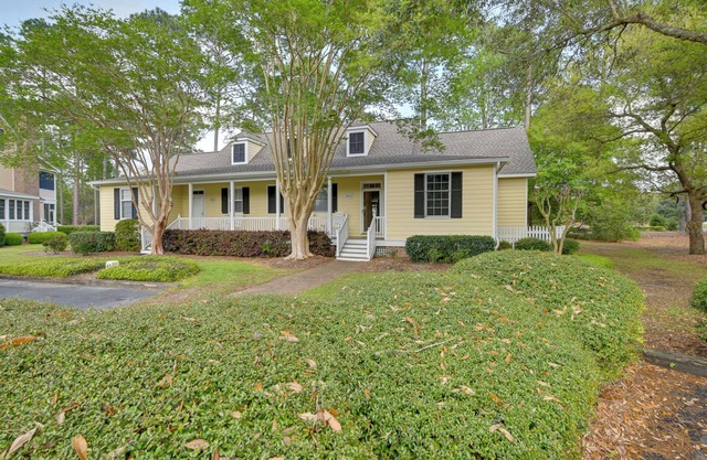 Cottage w/Deck & Pool Access ~ 6 Mi to Beach