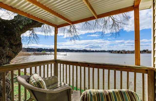 Cottage w/Potomac River Views in Newburg!