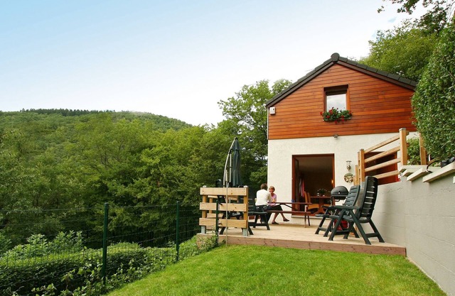 Cottage with a terrace and a view of the valley.