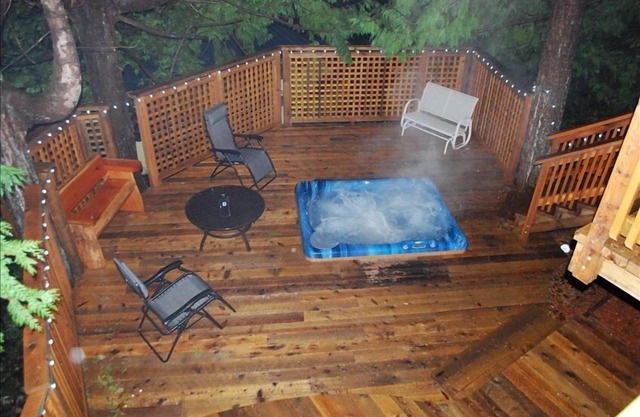 Cottage with Hot Tub Deck / Gazebo with Propane Firepit