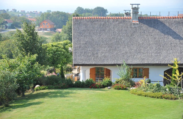Cottage with IR Sauna and Hot Tub