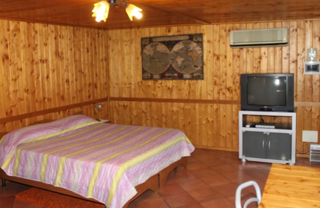 Cottage with swimming pool, surrounded by greenery between Taormina and Catania at the foot of Mount Etna
