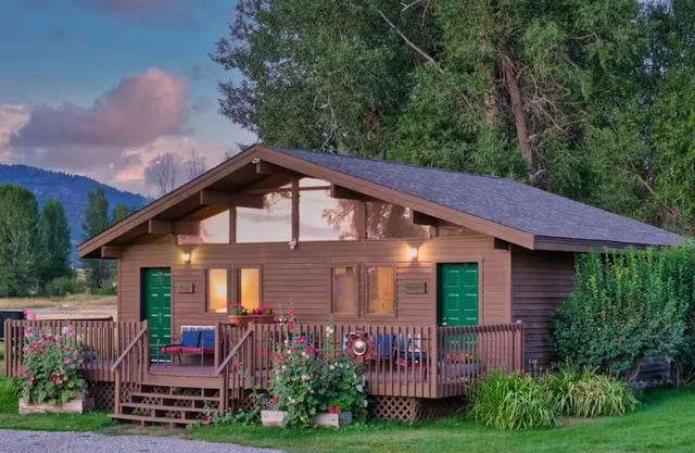 Cottonwood cabin next to Pond