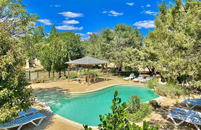 Country house with pool and jacuzzi. Free WIFI.