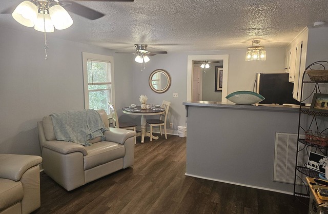 Country Cottage on wooded lot minutes from town. Pet friendly!