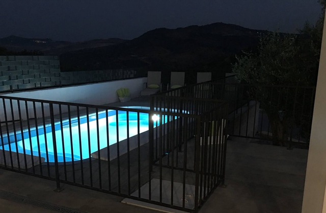 Country Designer Cottage with Pool and view to Paradise!