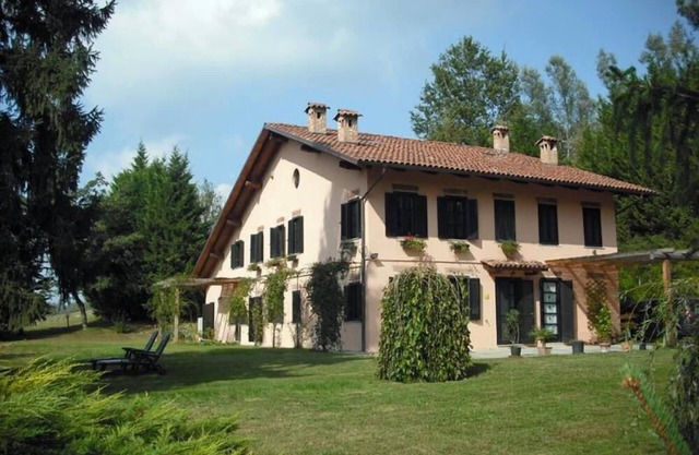 Country House in Monferrato with garden and swimming pool