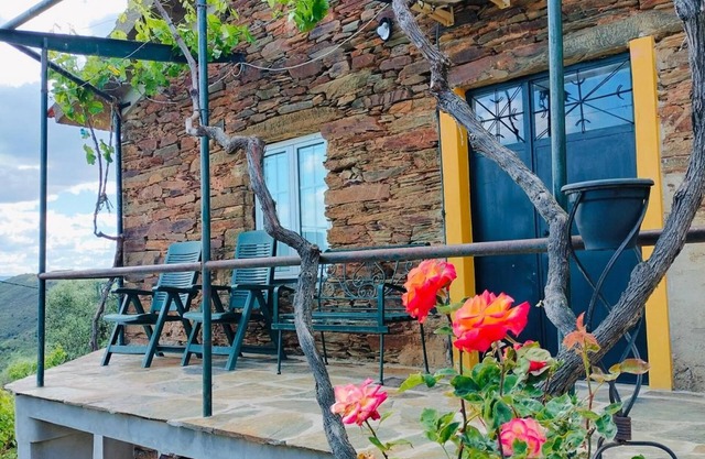 Country House 'Casa De Canelas - Refugio Terroir' with Mountain View, Wi-Fi and Air Conditioning