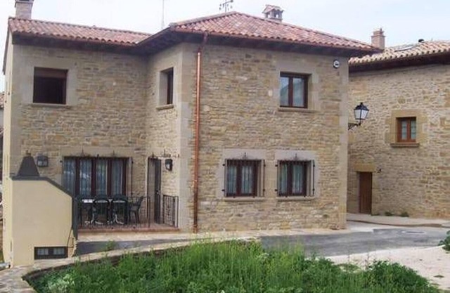 Country House 'Casa Rural Mirizabal' with Mountain View, Private Terrace and Wi-Fi