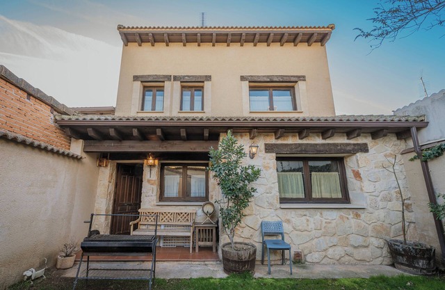 Country House 'El Mirador De La Pinilla' with Mountain View, Private Garden and Wi-Fi