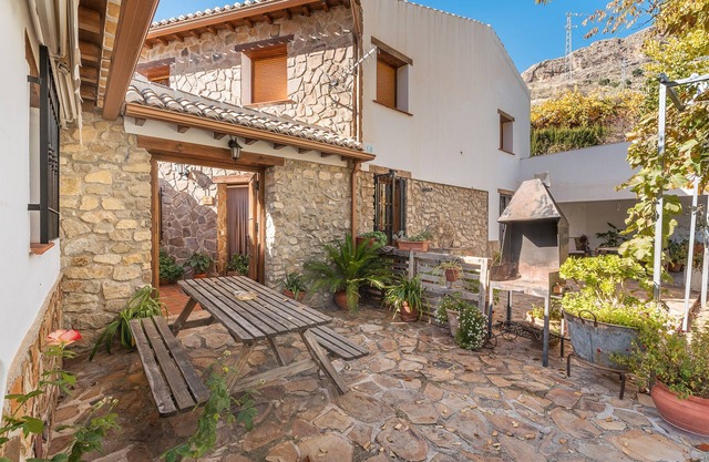 Country House 'El Patio Casa Rural' with Mountain View, Wi-Fi and Air Conditioning