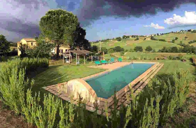 Country house with pool and garden