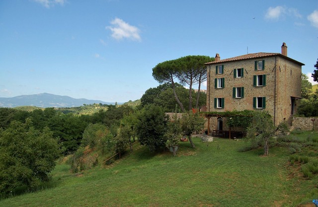Country house with spectacular pool and stunning views in Umbria, sleeps 14