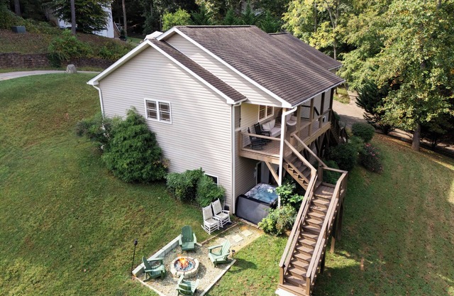 Country Road Retreat: A Cozy, Pet-Friendly Stay Near Asheville with a Hot Tub & Fireplace