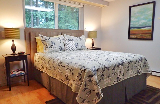 COUNTRY WOODS BUNGALOW - Walk to Winery +Berry Farm - Fort Langley