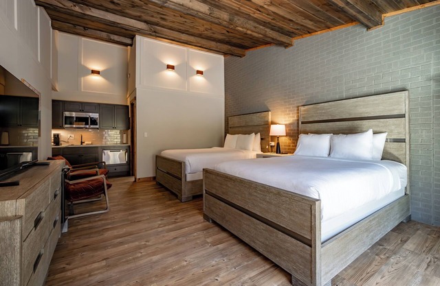 Cove Creek Lodge 212: Dog Friendly Standard Double Queen Room