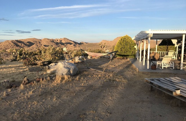 COYOTE CREEK RETREAT - Semi-Rural Monument Views Stargazing Jacuzzi Vintage LPs