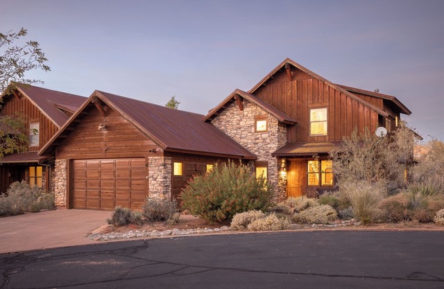 Coyote Run - Moab Rustic Retreat- Private Hot Tub-Fireplace