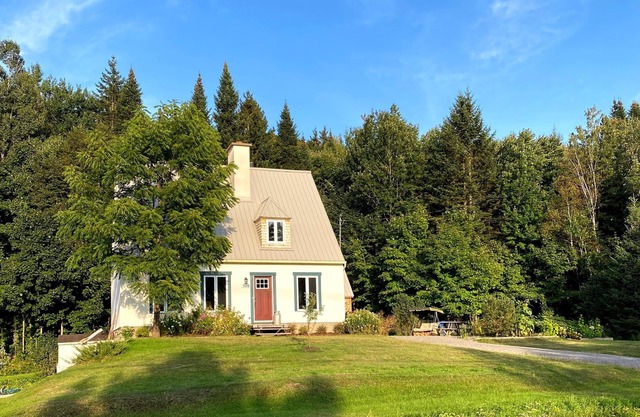 Cozy house with spa 10 minutes from Village Vacances Valcartier.