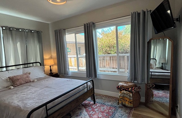 Cozy 1-bedroom apartment with a pulled out couch and WiFi in lovely Porterville