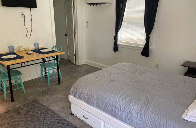 Cozy 1-bedroom apartment in terrific Bedford with AC, WiFi
