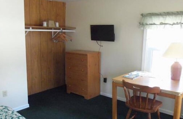 Cozy 1 bedroom Cabin #116 with AC and WiFi