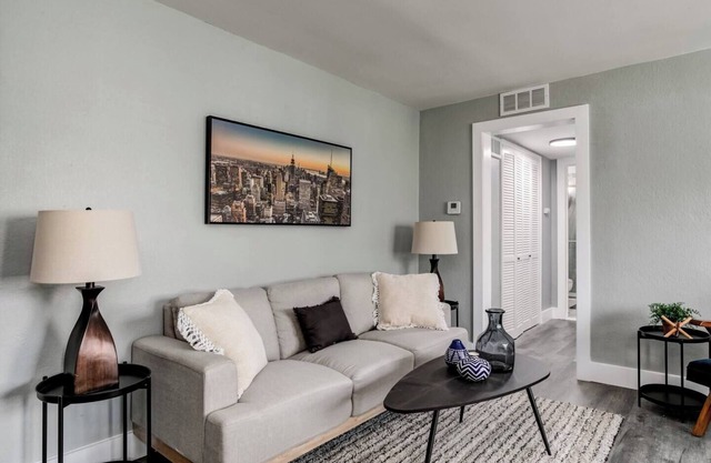 Cozy 1 Bedroom Condo On The Plaza 47