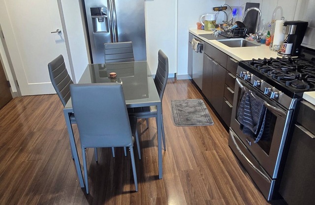 Cozy 1-bedroom condo Just Minutes away from Hollywood with WiFi, fitness room