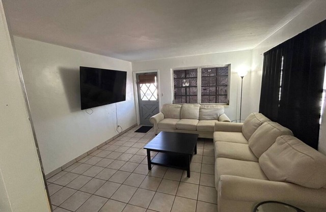 Cozy 1-bedroom condo in fantastic Hollywood with AC, WiFi