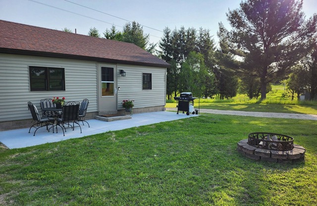 Cozy 1-bedroom cottage on a horse farm 15 minutes from Traverse City