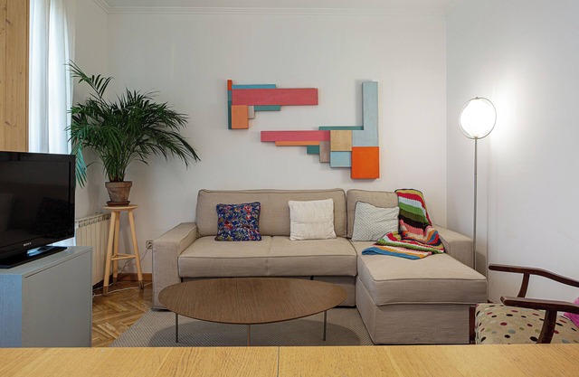 Cozy 1 Bedroom Flat with Balcony, 2 mints to Metro