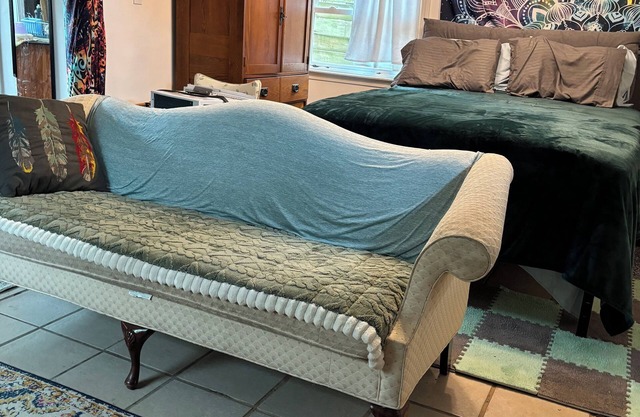 Cozy 1-bedroom guest house with WiFi, AC one mile to the beach! Walk to downtown