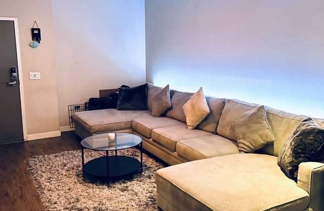 Cozy 1-bedroom in Miracle Mile w/tons of amenities!