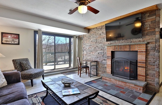 Cozy 1BR/1BA Mt Green Condo with Amenities and Discounted Ski Rentals. Shuttle.