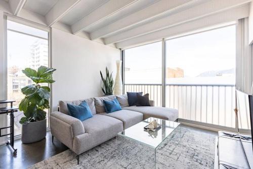 Cozy 1BR with AC, Chinatown, Rogers Arena, Seawall