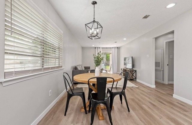 Cozy 2/1 minutes from TAMU!