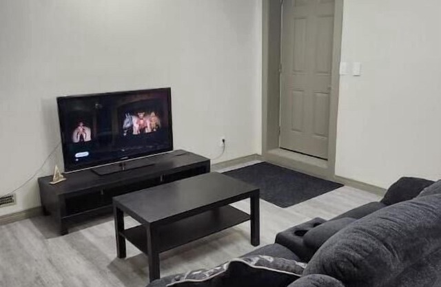 Cozy 2 bed suite in calm neighborhood and dedicated parking