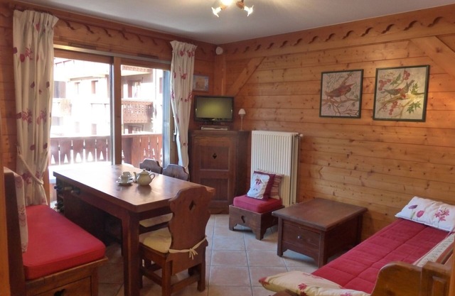 Cozy 2-Bedroom Apartment for 4 with Pool Access, Ski-In/Ski-Out at Méribel Village