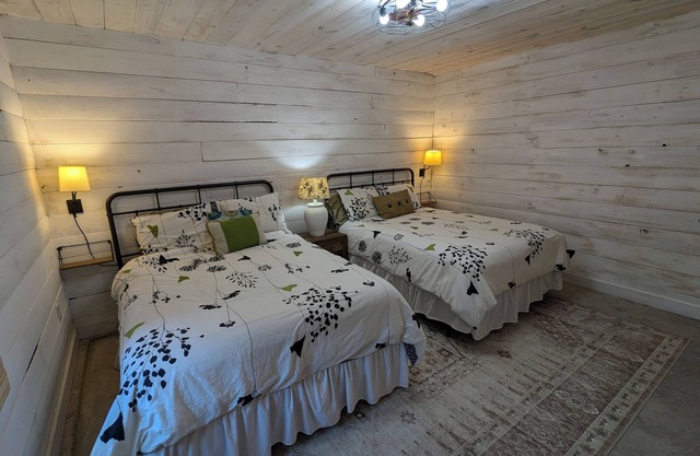 Cozy 2-bedroom apartment in charming Cullman on Duck River Reservoir!