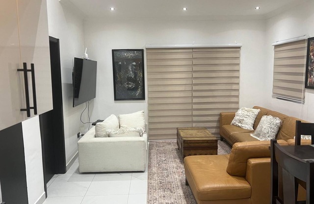 Cozy 2-bedroom apartment in welcoming Accra with WiFi, AC, fitness room