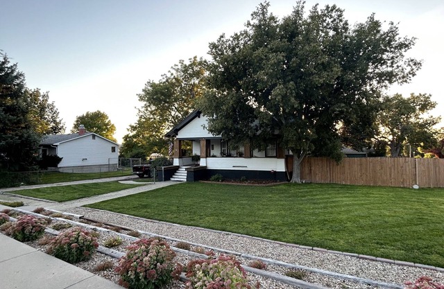 Cozy 2-Bedroom Basement Apartment. Pet Friendly!