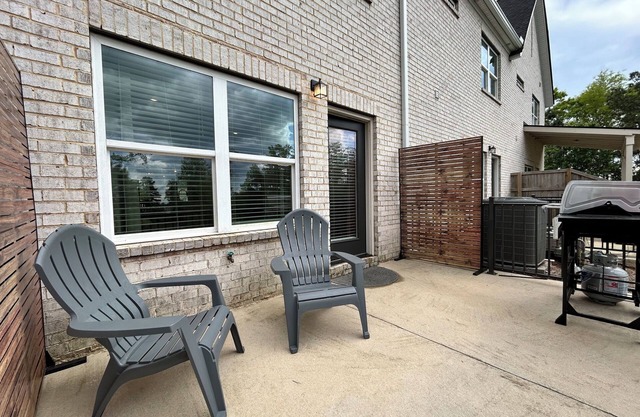 Cozy 2-bedroom condo in adorable Opelika - close to Auburn University